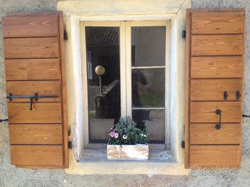 Balconi in legno per 2 finestre