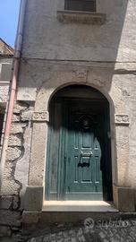 Casa su 4 livelli abitabile con orti e posti auto