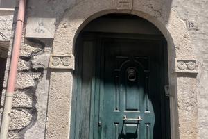 Casa su 4 livelli abitabile con orti e posti auto