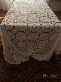 Tovaglia in lino ricamata