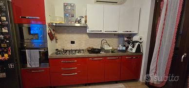 cucina con elettrodomestici 