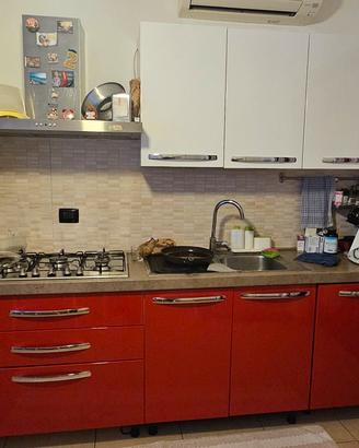 cucina con elettrodomestici