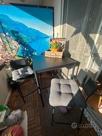 Tavolino alto con sgabelli