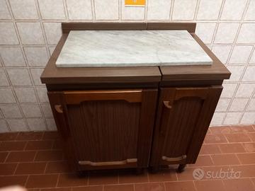 mobiletto da cucina con pianalino in marmo