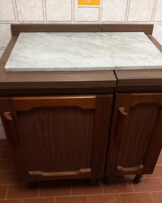 mobiletto da cucina con pianalino in marmo