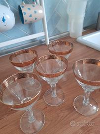 Bicchieri calici con bordo dorato