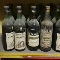 Collezione di bottiglie di vino piene anni 60-70