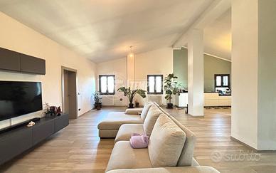 Attico di ampie metrature con giardino.