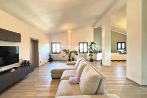 Attico di ampie metrature con giardino.