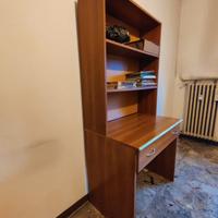 Scrivania con libreria e comodino