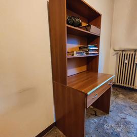 Scrivania con libreria e comodino