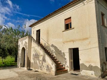 Casa singola con terreno su 4 lati e ampie possibi