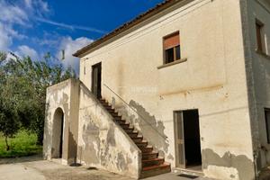 Casa singola con terreno su 4 lati e ampie possibi