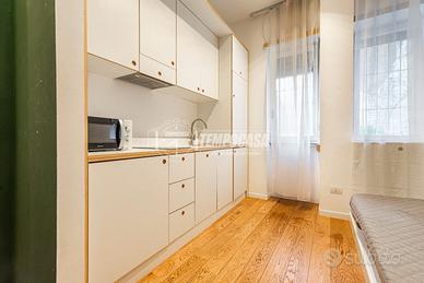 BILOCALE VIALE PAPINIANO 45, CORSO GENOVA, MILANO