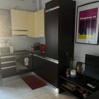 Cucina in laminato legno scuro e giallo