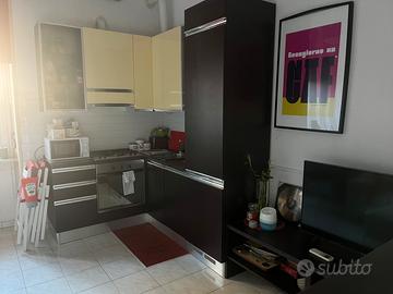 Cucina in laminato legno scuro e giallo