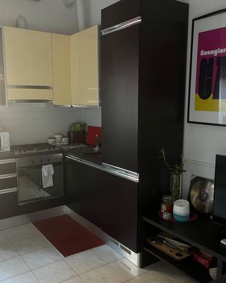 Cucina in laminato legno scuro e giallo