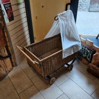 Carrozzina in vimini con ruote in legno