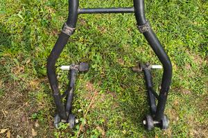 cavalletto per tenere su moto 