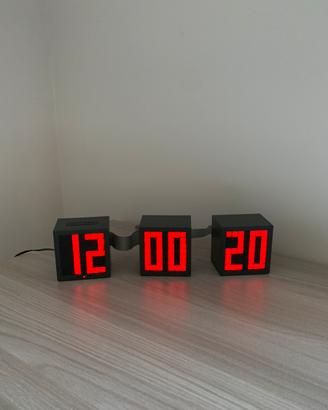 Orologio da tavolo digitale modulare a tre cubi
