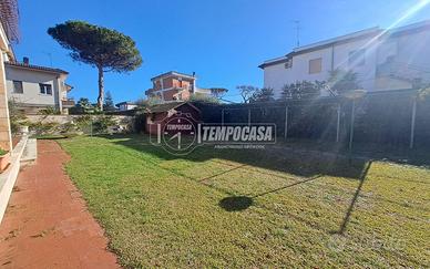 Villa Unifamiliare con Terrazzi e ampio Giardino