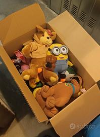 scatolone pieno di peluches