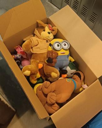 scatolone pieno di peluches