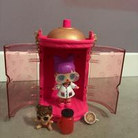 LOL con cofanetto e bimba