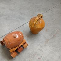 anfora,piccola botte con tazze  terracotta