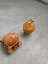 anfora,piccola botte con tazze  terracotta