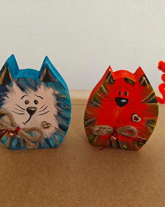 Gattini i legno decorati a mano
