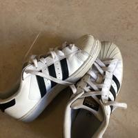 Scarpe Adidas Superstar bianche e nere