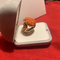 Anello oro con brillanti e cameo corallo
