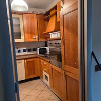 cucina ad angolo e altri mobili