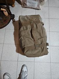 borsone con abbigliamento militare