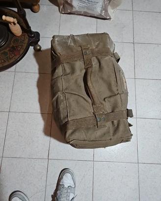 borsone con abbigliamento militare