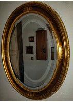 specchio con rifiniture color oro