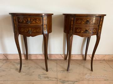 Coppia di comodini classici in legno