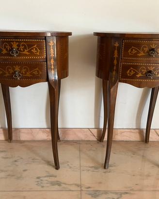 Coppia di comodini classici in legno