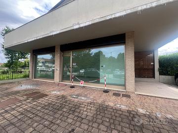 Locale commerciale con parcheggi a Savio