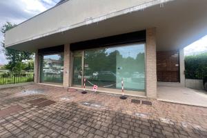 Locale commerciale con parcheggi a Savio