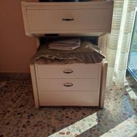 mobiletto con pouf cassetto e macchina da cucire