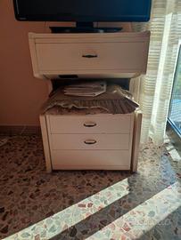 mobiletto con pouf cassetto e macchina da cucire