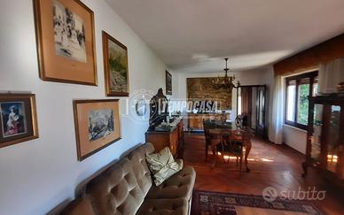 Ampia bifamiliare con giardino e box