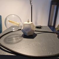 Lampada da tavolo in cemento