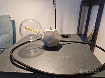 Lampada da tavolo in cemento