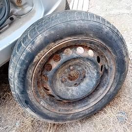 Pneumatici invernali 165/70 R14 con cerchione