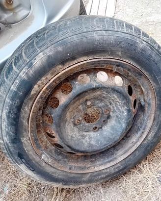 Pneumatici invernali 165/70 R14 con cerchione