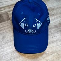 Cappellino blu con cane ricamato