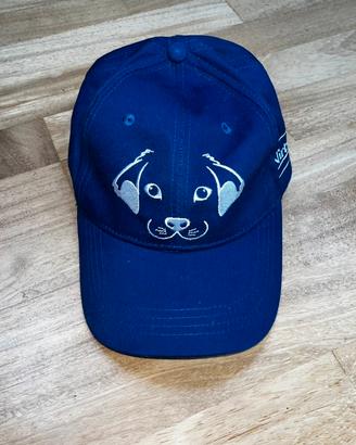 Cappellino blu con cane ricamato